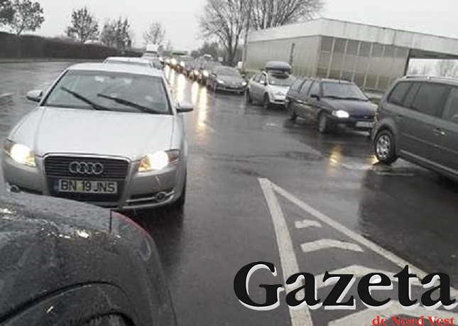 FOTOGALERIE: Nebunie în vămi. Se stă circa o oră la coadă