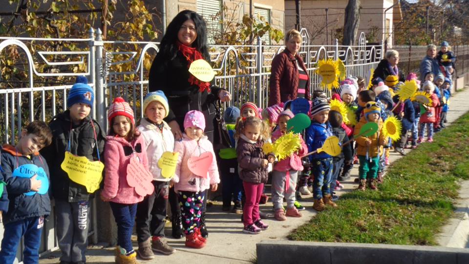 FOTOGALERIE. Gest impresionant. Lanț uman al elevilor din Vetiș