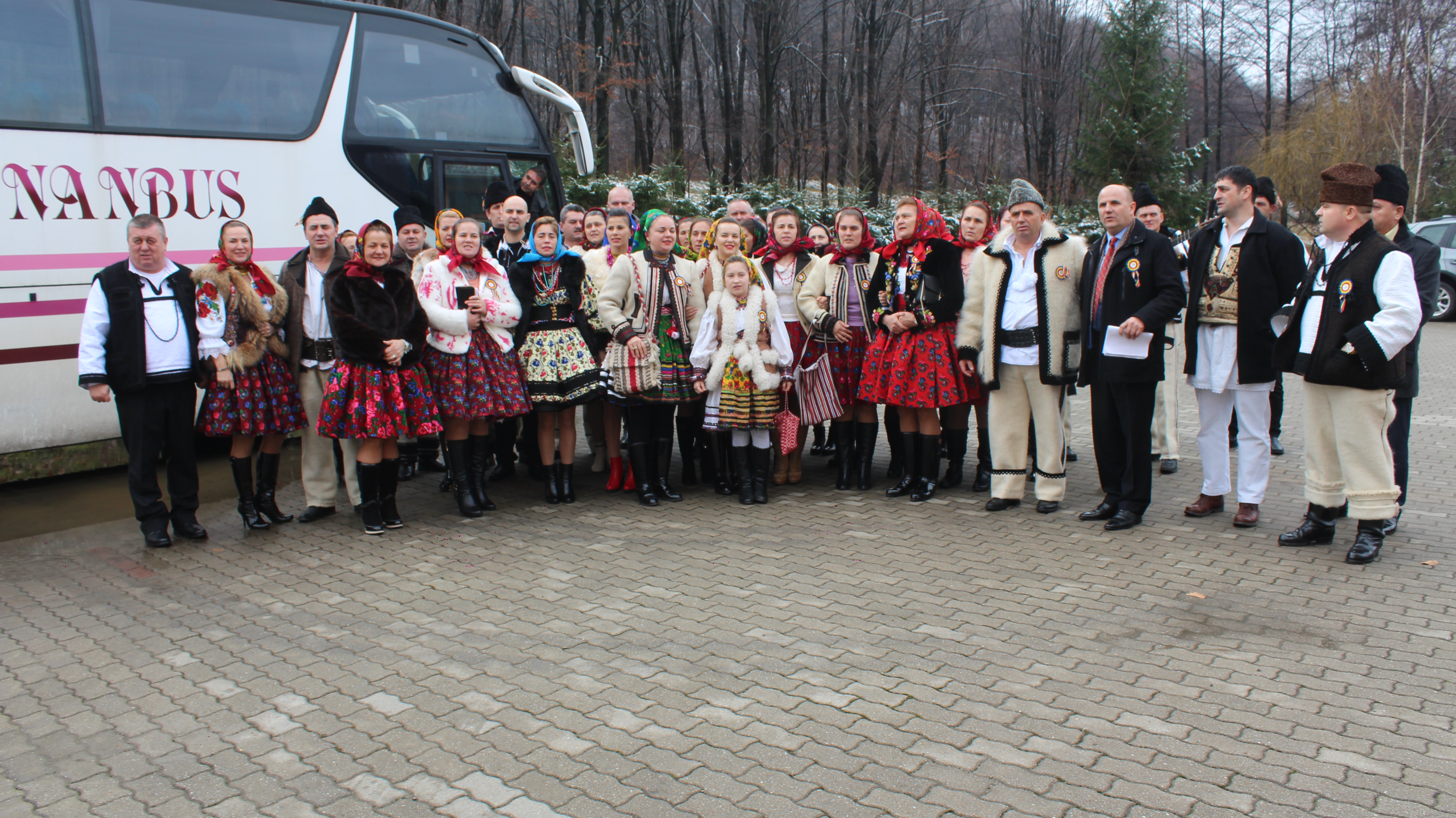 COLINDUL  ASOCIAŢIEI SOCIO-CULTURALE ŢARA OAŞULUI / Colindele din autocar