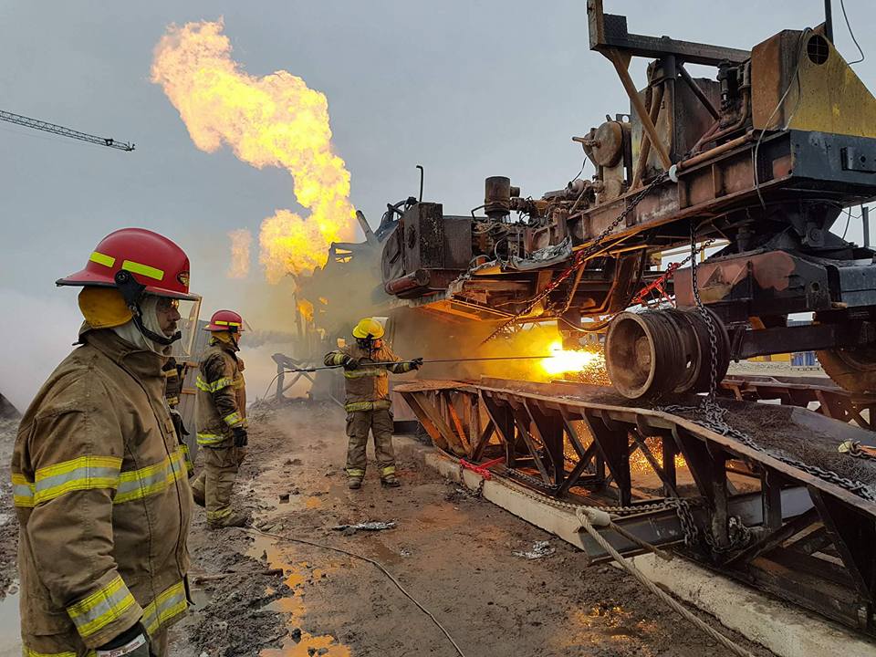 FOTOGALERIE. Operațiuni ample pentru lichidarea incendiului de la sonda din Moftin.