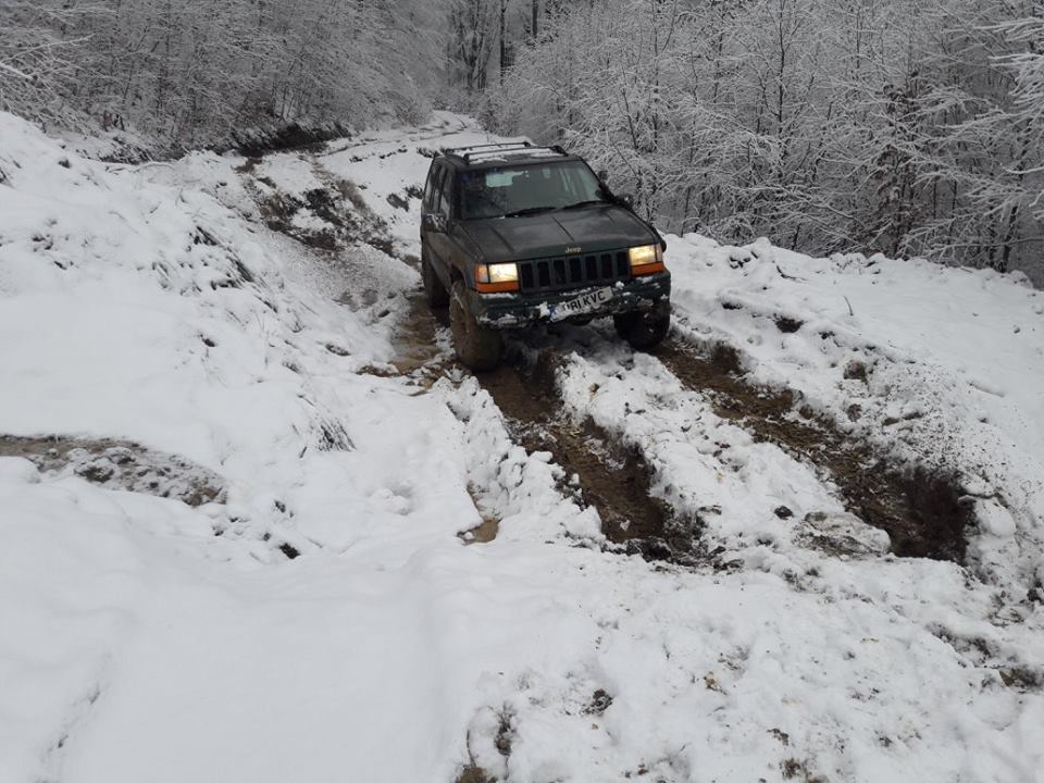 FOTOGALERIE. Alunecări de teren la Luna Șes. În dreptul pârtiei de schi