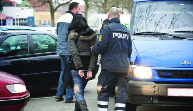 ACȚIUNE. Femeie, prinsă ÎN FLAGRANT la FURAT. Își vedea LINIȘTITĂ  de TREABĂ