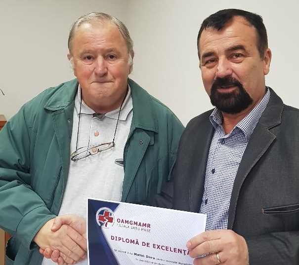 FOTO. Asistentul medical erou, premiat de colegi. A salvat de la moarte o fetiță