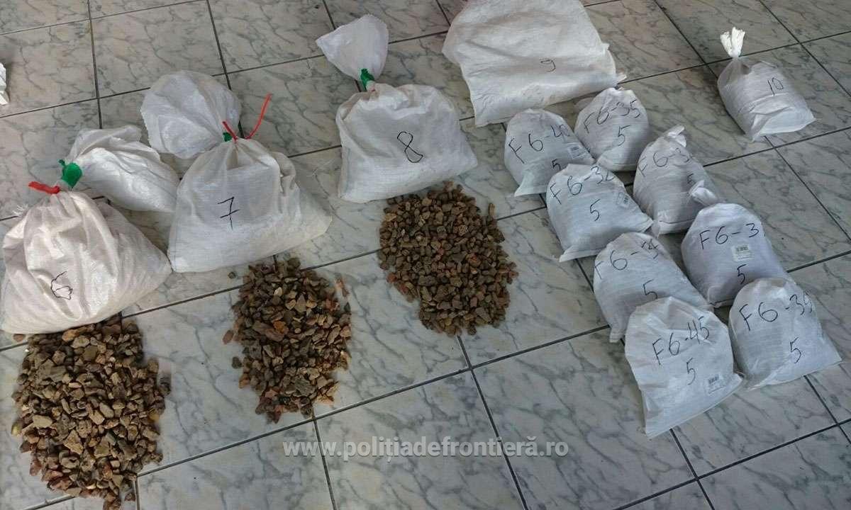 VIDEO/FOTO. INCREDIBIL. Chihlimbar descoperit la Petea. Peste 88 de kilograme ascunse într-o autoutilitară