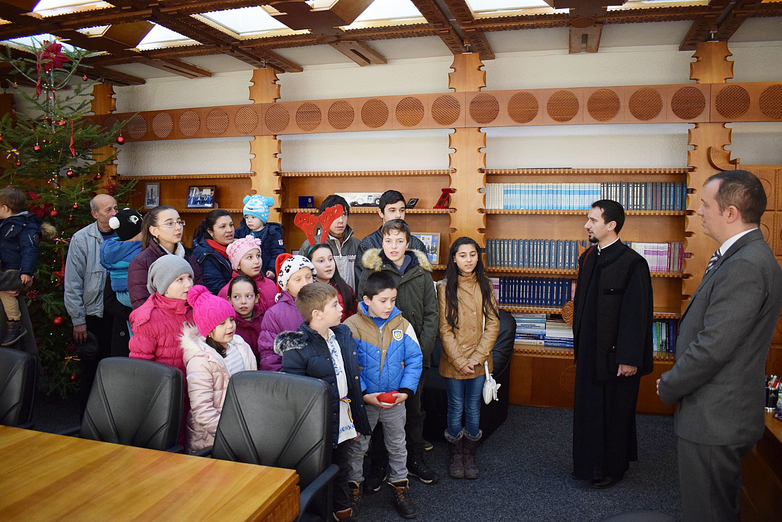 VIDEO/FOTO. Primii colindători la Prefectură. Copiii din Parohia Resighea