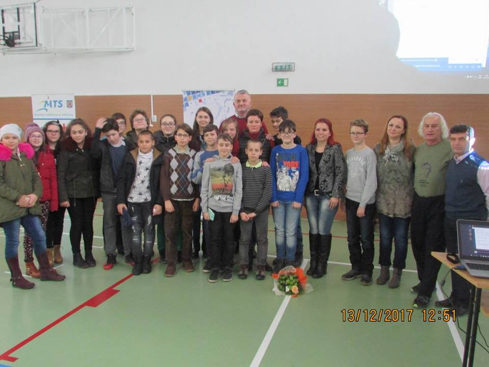 Cristina Stahl, în mijlocul elevilor  de la Colegiul Ioan Slavici