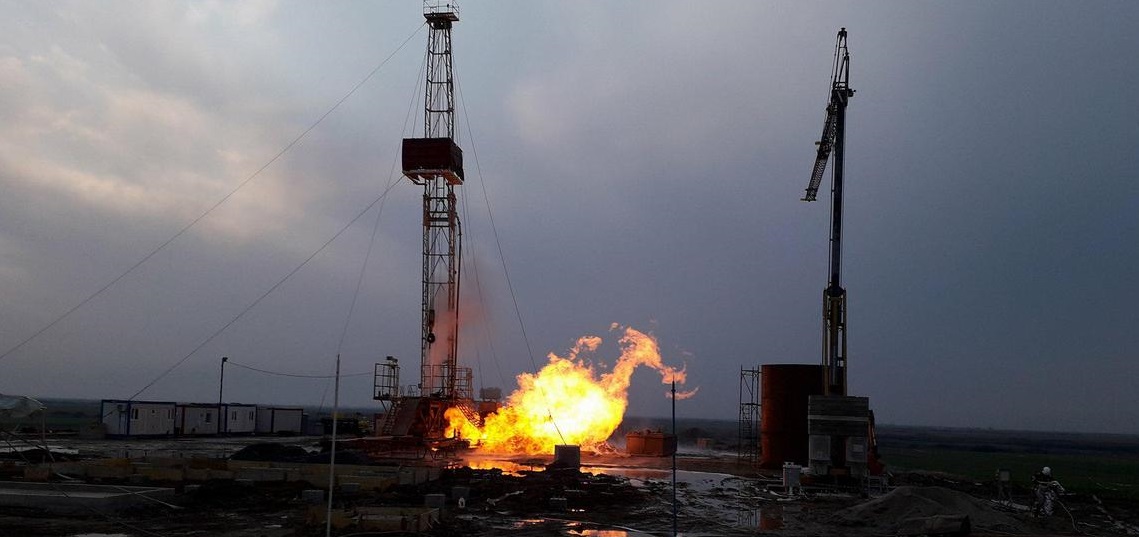 Incendiul sondei de la Moftinu Mare. Șeful IGSU vine la Satu Mare și preia comanda