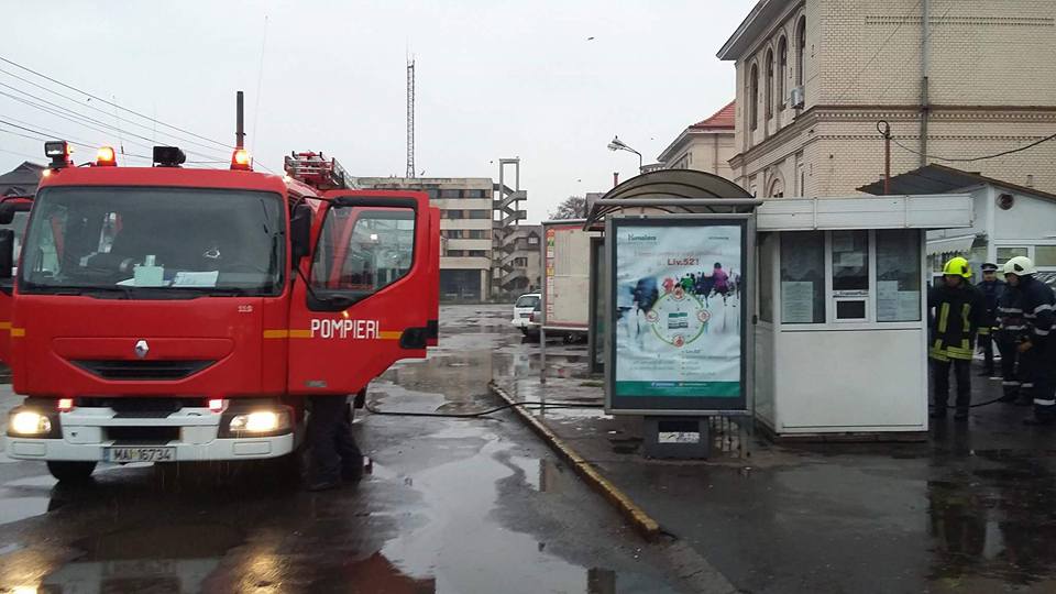 FOTOGALERIE. Panică în Gara Satu Mare. Pompierii au intervenit rapid