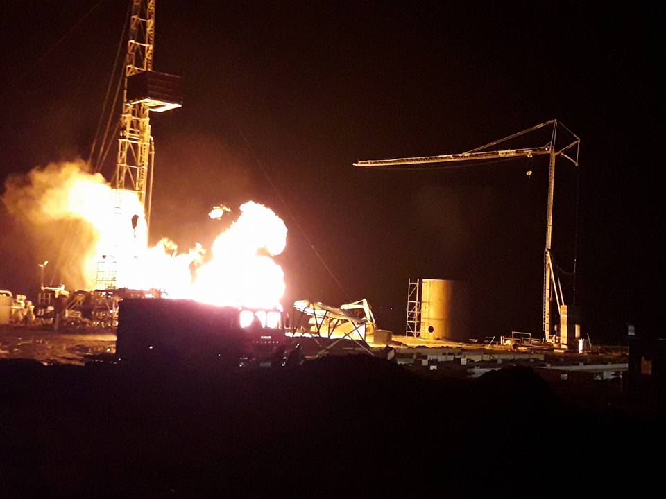 VIDEO/FOTO. Incendiu de proporții la o sondă de gaz. Intervenție în forță a pompierilor