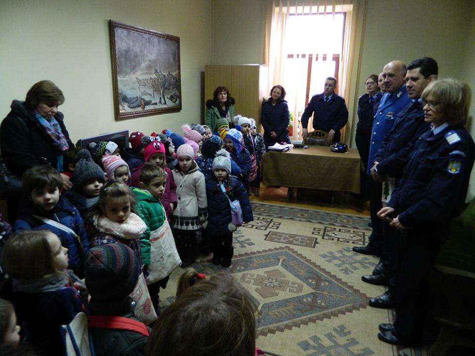 Jandarmii, colindați de preşcolarii de la Grădiniţa nr. 5