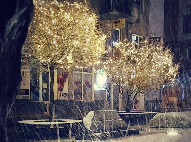 MIRIFIC. Crăciun cu zăpadă la Satu Mare. Colindăm pe ninsoare