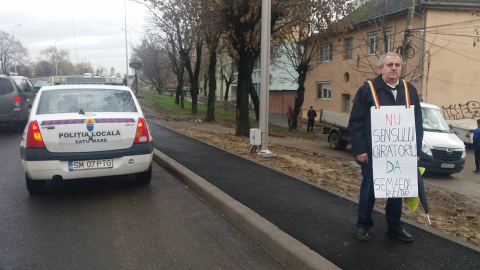VIDEO/FOTO. Protest împotriva sensurilor giratorii la Burdea. Pensionarul Solomayer, în prim plan