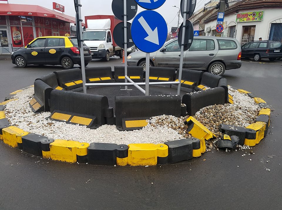 FOTO. Sens giratoriu distrus la Satu Mare. A fost inaugurat de 3 săptămâni