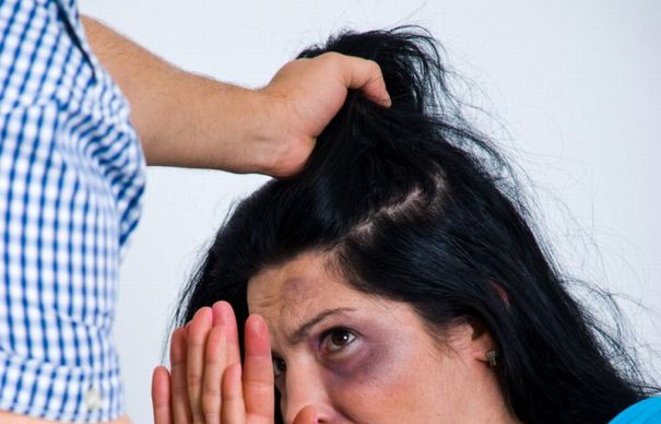 Ultima modă în deturnarea de fonduri europene: minți că te bate bărbatul