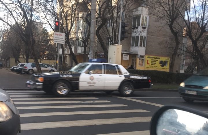 FOTO. Șoferul mașinii de poliție LAPD, amendat de polițiștii sătmăreni. A plătit scump distracția