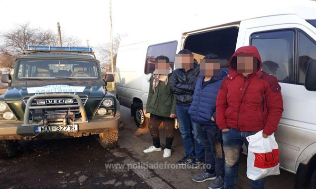 FOTO. Migranți afgani, prinși al Petea. Ascunși într-un microbuz