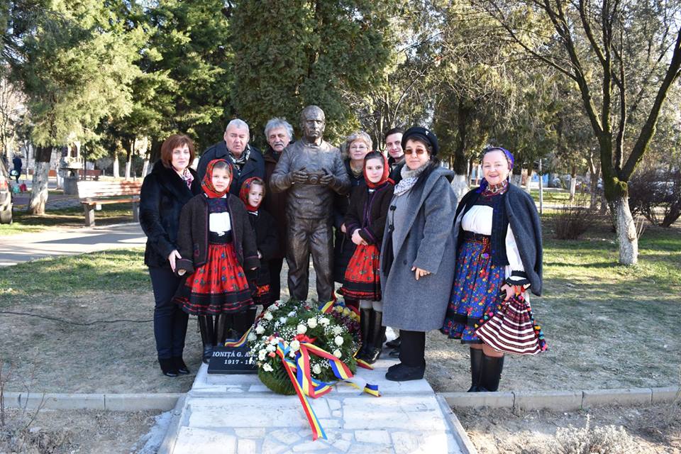 FOTOGALERIE. Statuia celui mai cunoscut fotograf din județ, dezvelit de Ziua Culturii Naționale