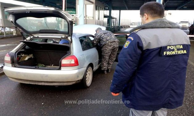 FOTOGALERIE. Mașină căptușită cu țigări, depistată la Halmeu. Era a unui sătmărean