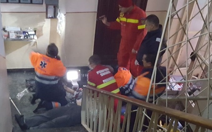 MACABRU. Moarte suspectă la Satu Mare. Găsit mort în scara unui bloc
