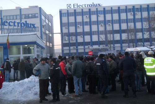 Primul semn din partea conducerii Electrolux. Conflictul de muncă continuă