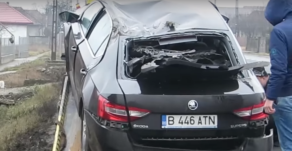 VIDEO/FOTO. ACCIDENT. Un tânăr oșan s-a născut a doua oară. S-a izbit violent de un pod cu mașina