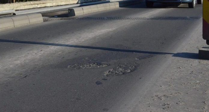 Apar craterele pe Podul Decebal recent reabilitat. Cine se face vinovat