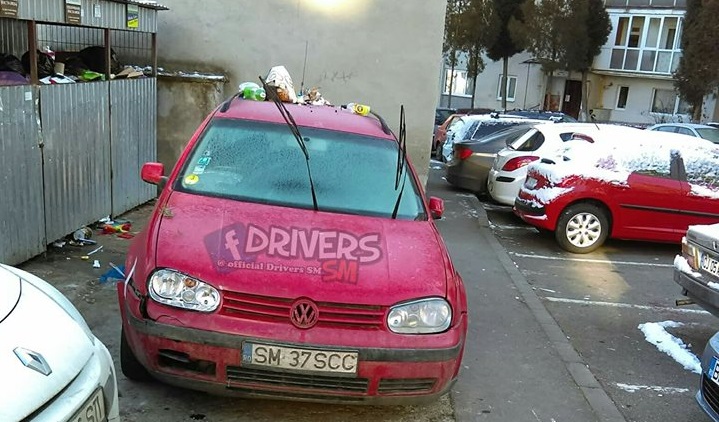 FOTOGALERIE. RĂZBUNARE cruntă. Mașina unui sătmărean, transformată în pubelă de gunoi