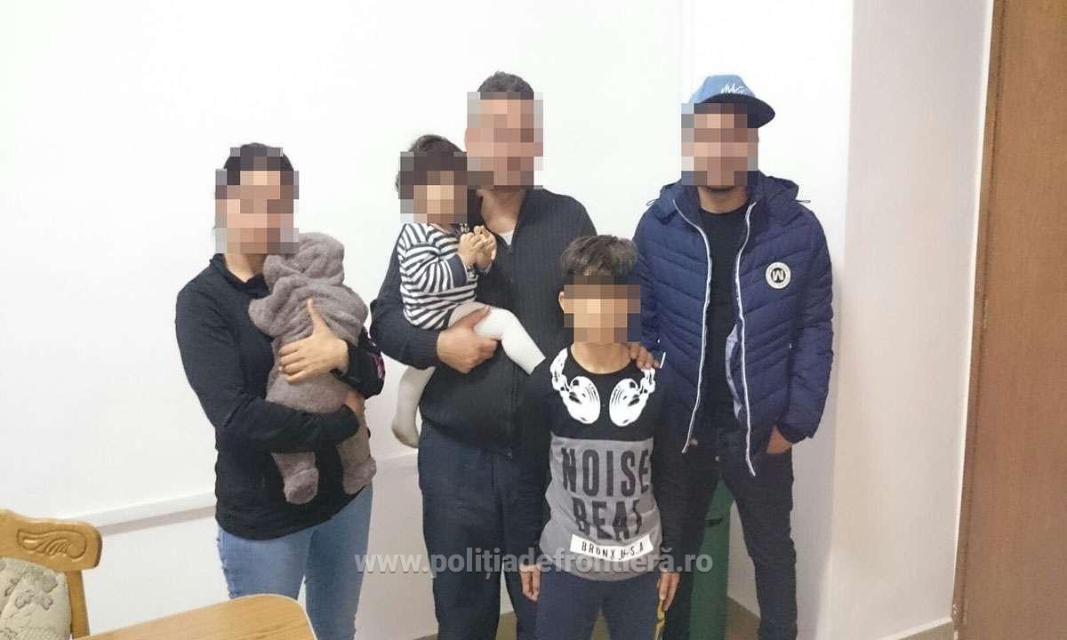 FOTO. Familie de migranți, prinsă la frontiera cu Ungaria. Din șase membri, patru erau minori