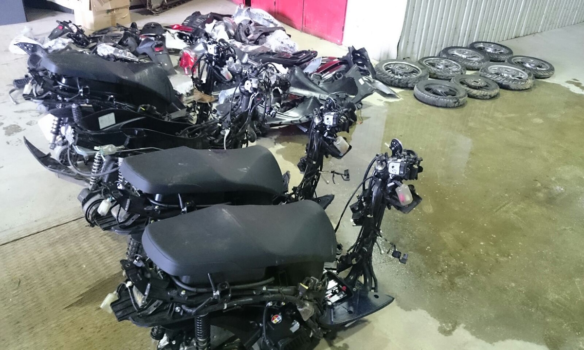 Motociclete furate și dezmembrate, descoperite la Petea. În bagajele unor ucraineni