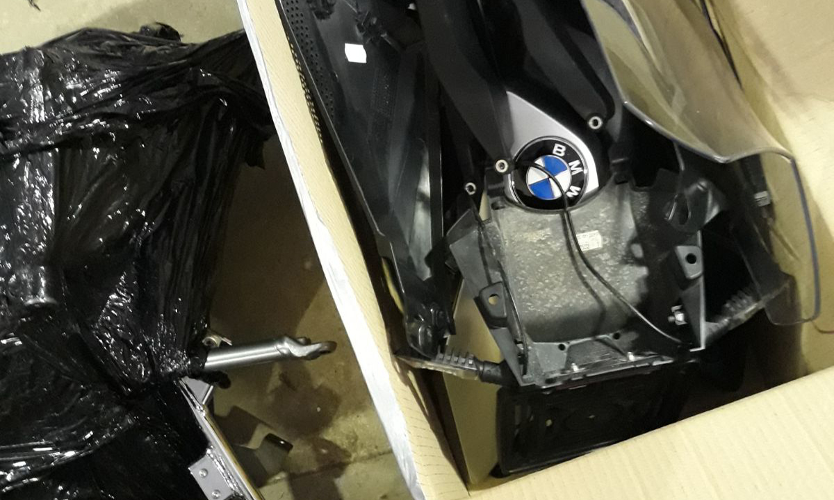 FOTO.Motociclete BMW, Kawasaki, Ducatti și Harley Davinson, găsite dezmembrate la Petea