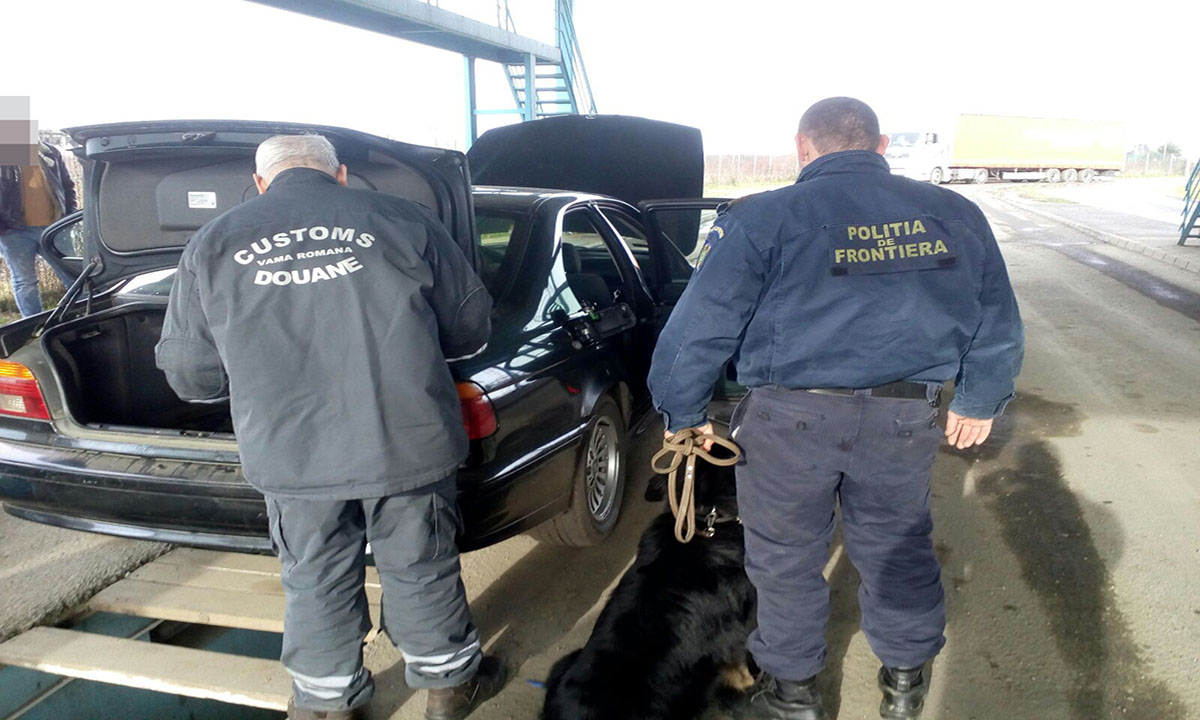 FOTO. Contrabandă cu BMW-ul. Țigări de contrabandă, confiscate la Halmeu. 