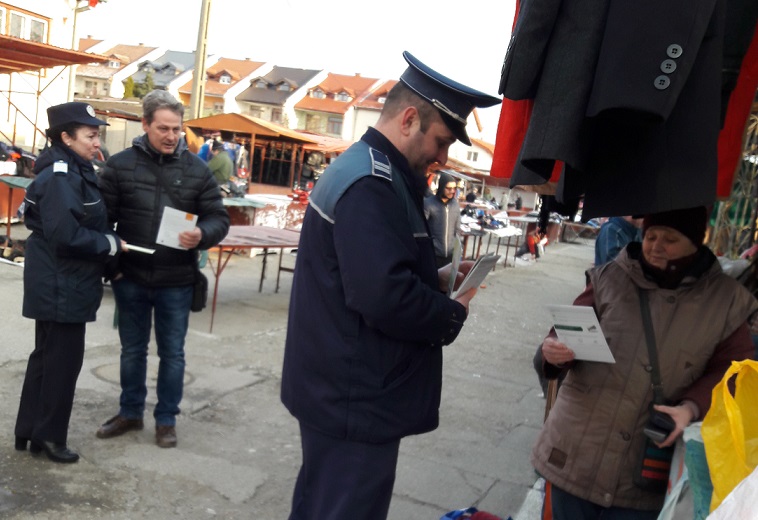 FOTO. ATENȚIE la buzunare, genți și locuințe. Acțiune de prevenire în Piața de vechituri.