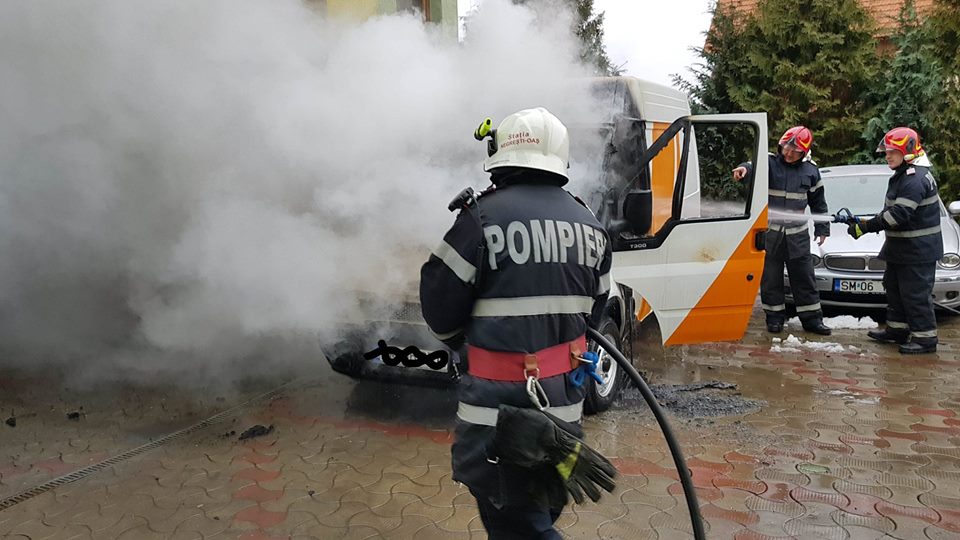 FOTOGALERIE. Autoutilitară în flăcări. Era în curtea unui atelier auto