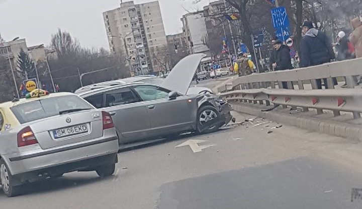 FOTO: Accident pe Podul Golescu. Două mașini s-au tamponat