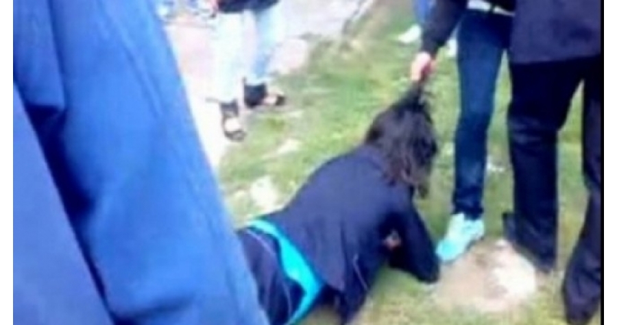 Elevă de liceu, bătută cu sălbăticie în plină stradă. A ajuns la Urgențe