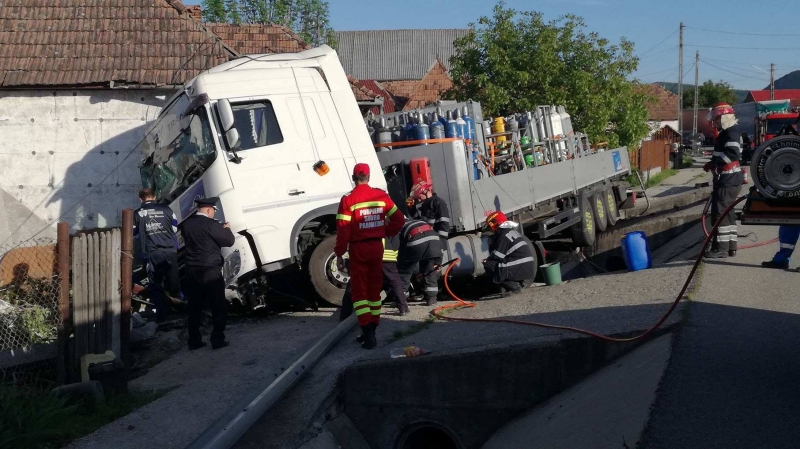La un pas să sară în aer. Camion cu butelii, răsturnat