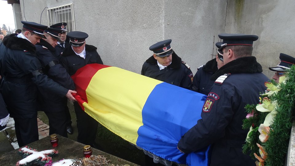 FOTOGALERIE. Erou sătmărean, condus pe ultimul drum. Înmormântat cu onoruri militare