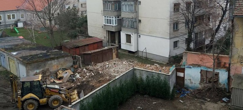 FOTOGALERIE. Cuibul de prostituție de pe Corvinilor, ras de pe fața pământului. S-a intrat cu buldozerul
