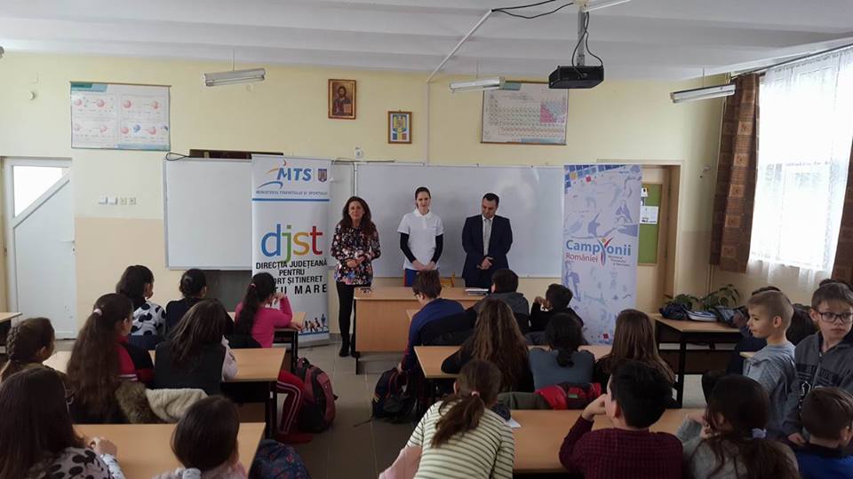 Simona Pop, alături de elevii  de la Școala “Octavian Goga”