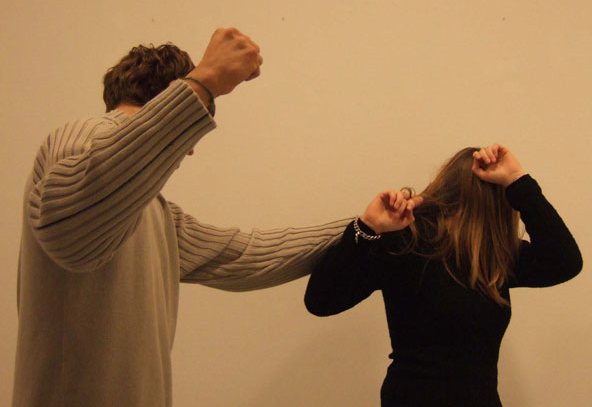 Femei BĂTUTE  în propriile lor CASE. AGRESORII, cercetați de polițiști