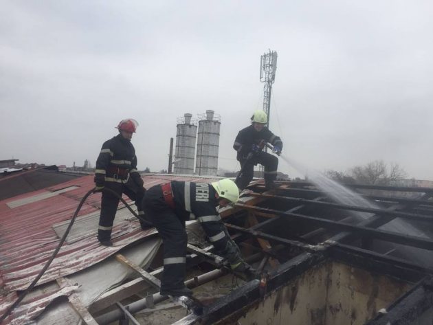 FOTOGALERIE. Incendiu la Satu Mare. Acoperișul unei firme s-a făcut scrum