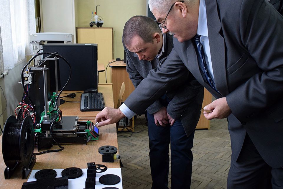 VIDEO/FOTO. Laborator de robotică într-o școală gimnazială. Imprimantă 3 D
