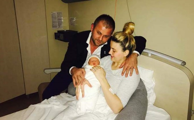 FOTOGALERIE. Oșanul care a uluit Parisul a devenit tată! Primele imagini cu bebelușul