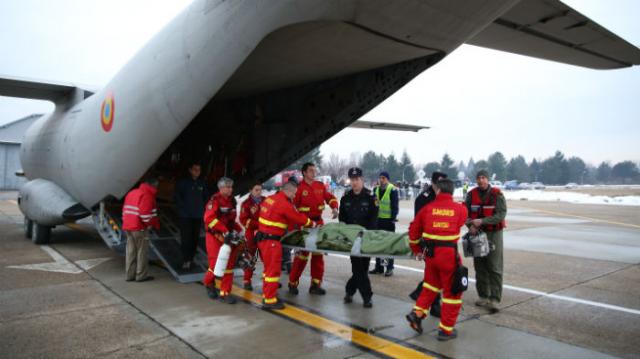 CRUNT. Copil de 3 ani, care a suferit arsuri, transportat la București cu un avion Spartan a Forţelor Aeriene Române