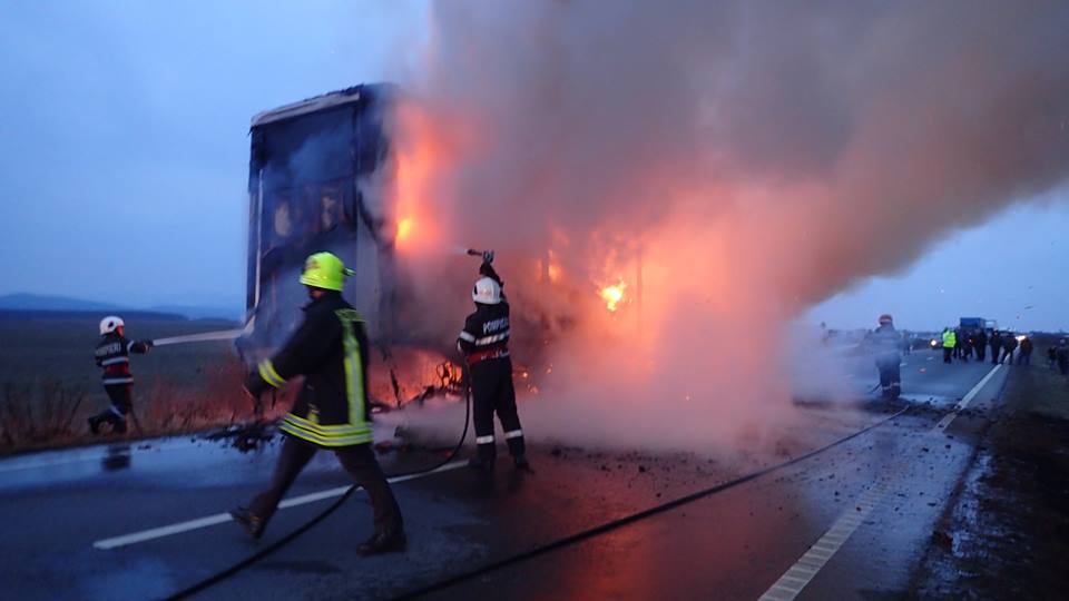 VIDEO/FOTO. TIR în flăcări. Este INCREDIBIL de la ce a pornit totul. Concluzia pompierilor