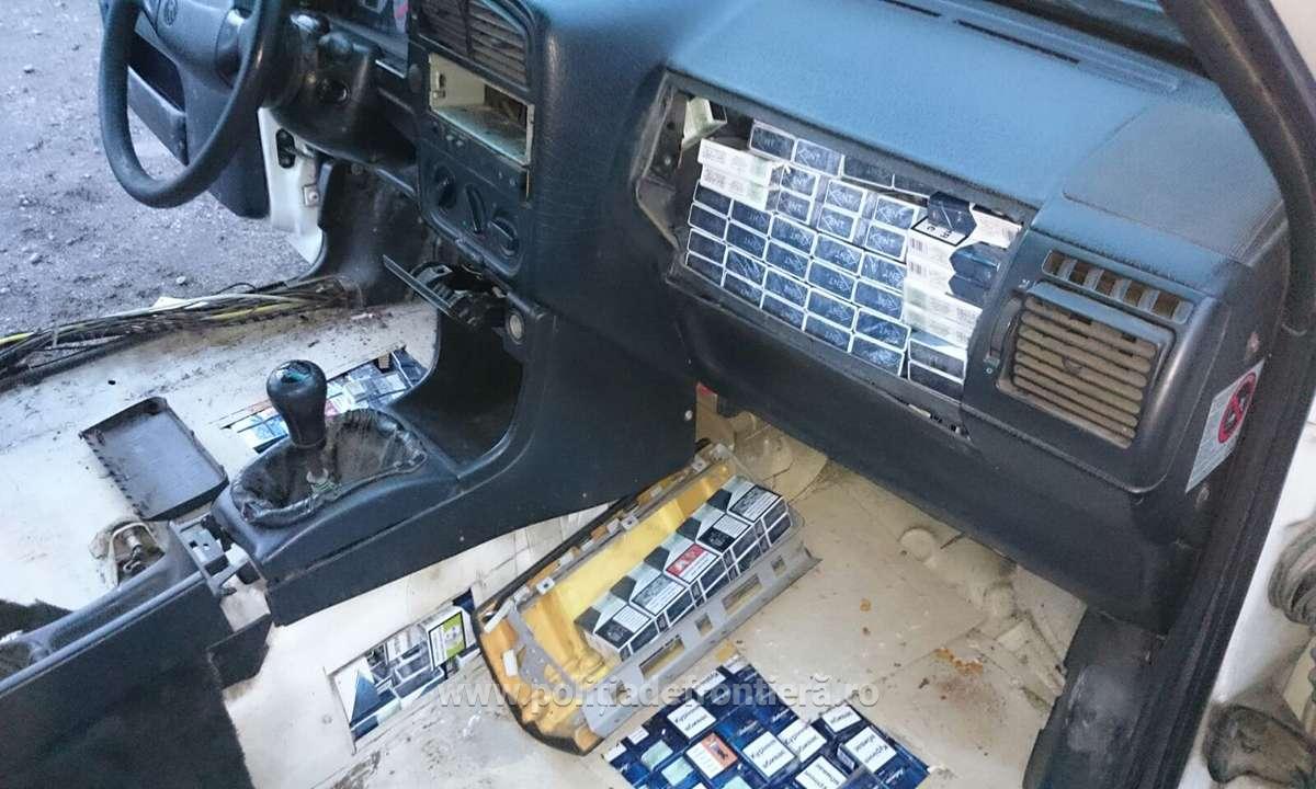 FOTOGALERIE. Imaginația traficanților nu are limite. Cum și-a burdușit unul dintre ei mașina