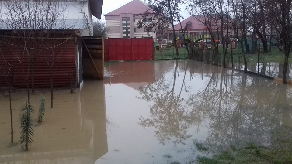 “Orezării” şi „ştrand cu intrare gratuită”, după inundaţiile din weekend