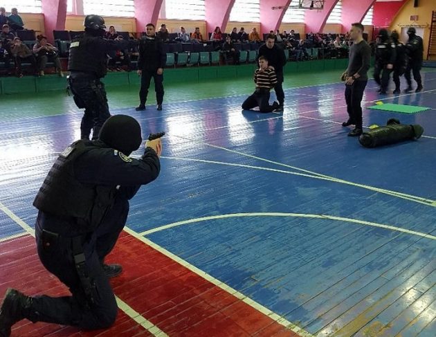 FOTO. Demonstrație în forță a jandarmilor într-o școală din Satu Mare