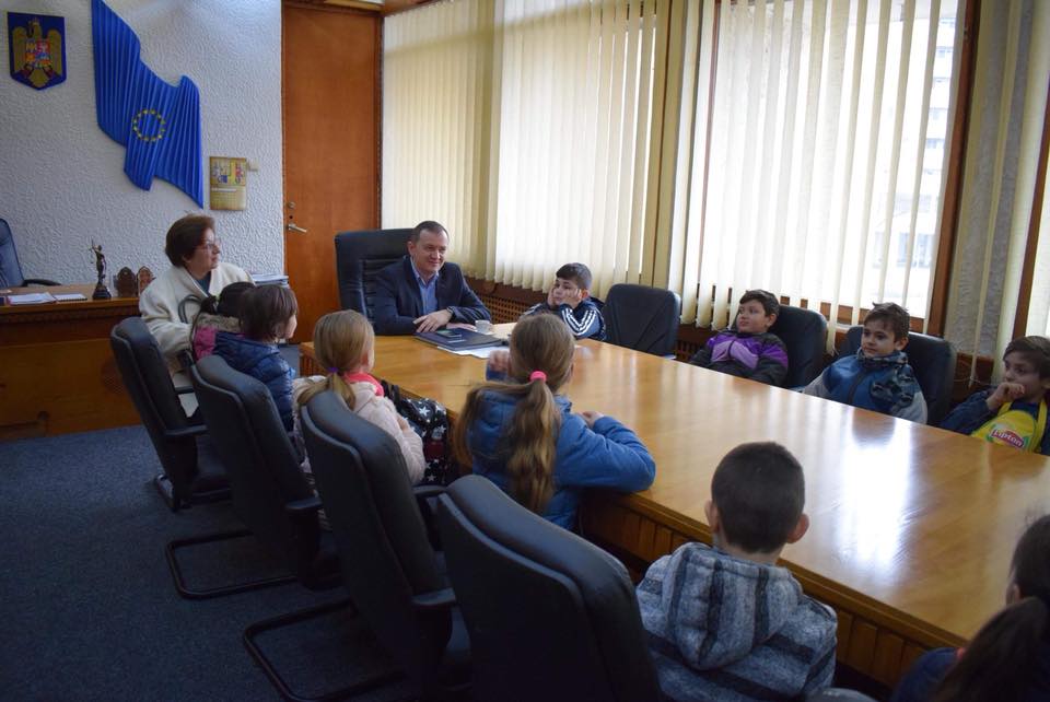 FOTOGALERIE. Prefecți pentru o zi. Copiii de la ”Bălcescu Petofi” au ocupat biroul prefectului