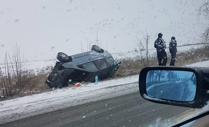 FOTO: ACCIDENT lângă Satu Mare. O mașină s-a răsturnat în șanț